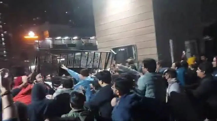 Clash Erupts Between Guards and Residents at White Orchid Apartments in Greater Noida West