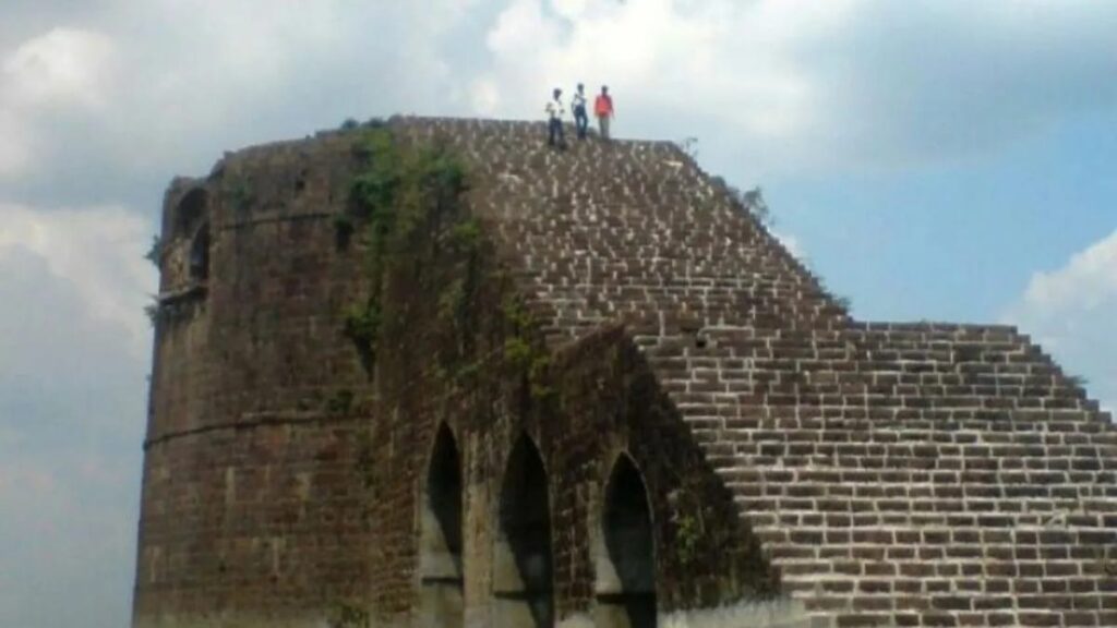 Newlywed woman dies after falling from 100-ft tower while taking selfie at Naldurg fort