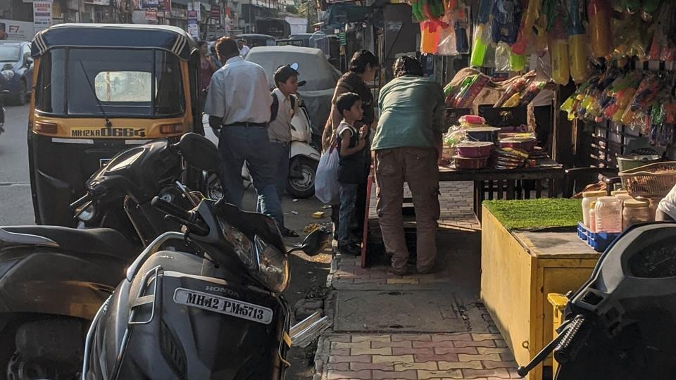 Pune Cantonment Board Takes Action Against Illegal Hawkers On M G Road 