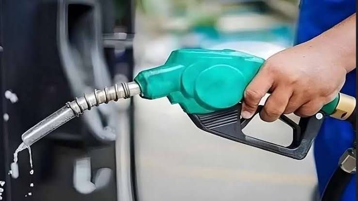 Maharashtra Cuts Fuel Prices in Mumbai Region