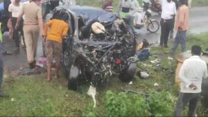 Car Tire Burst Leads to Fatal Accident Near Indapur, 5 Dead on the Spot